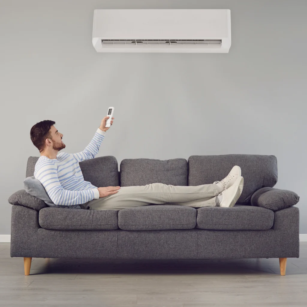 Cliente relaxando em casa com ar-condicionado